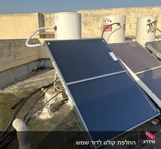 פאנלים סולאריים ומיכלי מים על גג